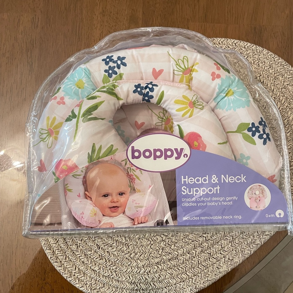 Like new boppy headrest